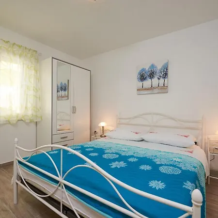 House Dvor Feriehus Seget Vranjica